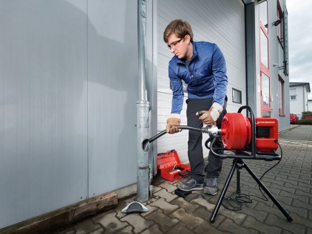 аккумуляторная машина для прочистки труб модели rodrum varioclean с набором инструмента