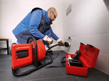 аккумуляторная машина для прочистки труб модели rodrum varioclean с набором инструмента