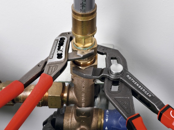 универсальные клещи rogrip f 7' 2k с пластиковыми ручками (рогрип)